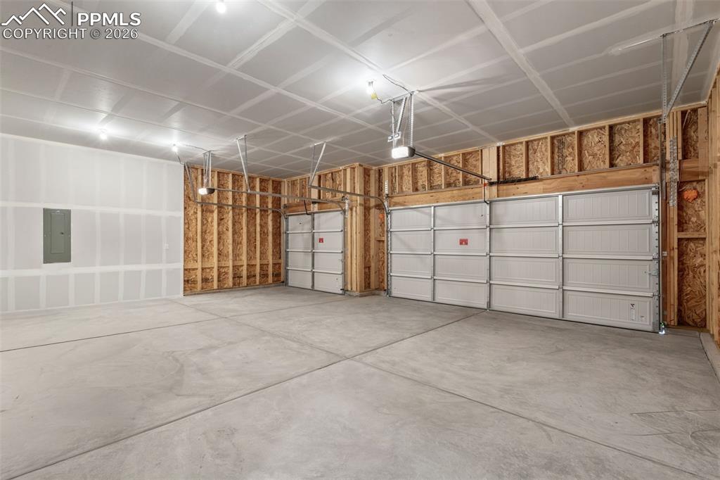 Image 32 of 38: Garage