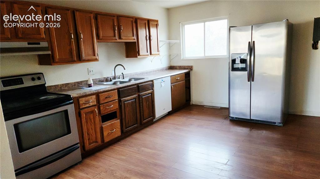 Image 3 of 9: Kitchen