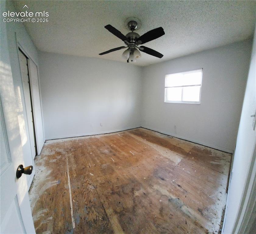 Image 5 of 9: Bedroom