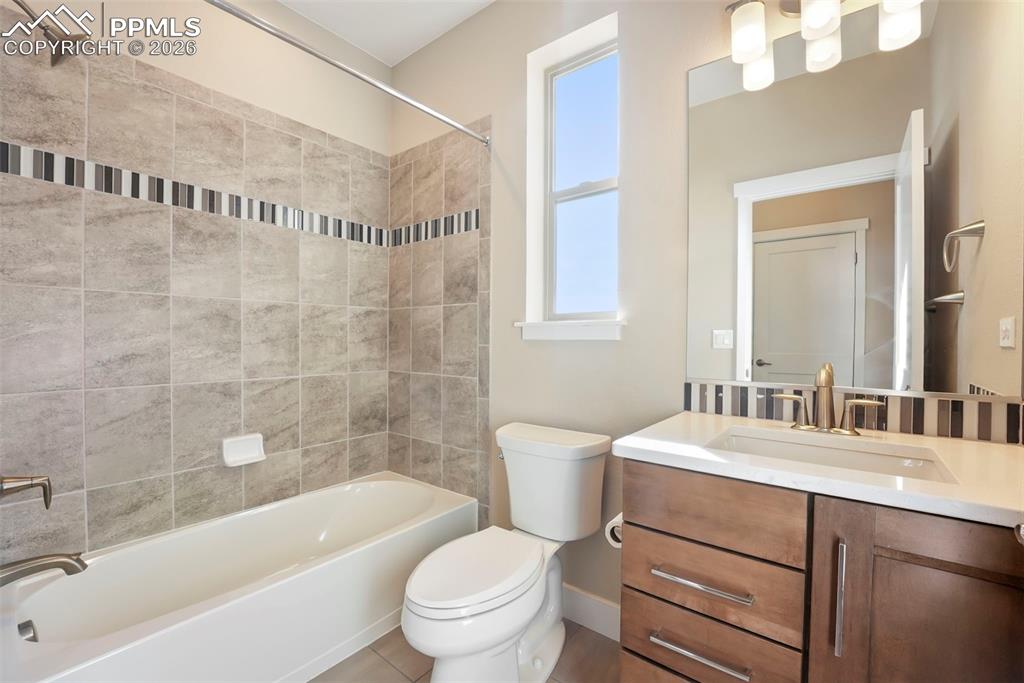 Image 22 of 49: Bathroom