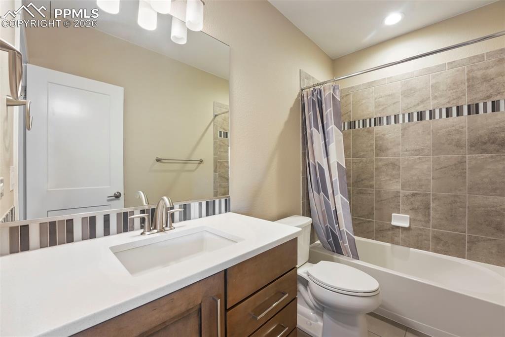 Image 38 of 49: Bathroom