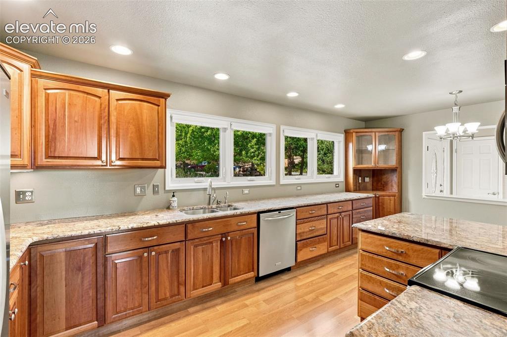 Image 10 of 50: Kitchen