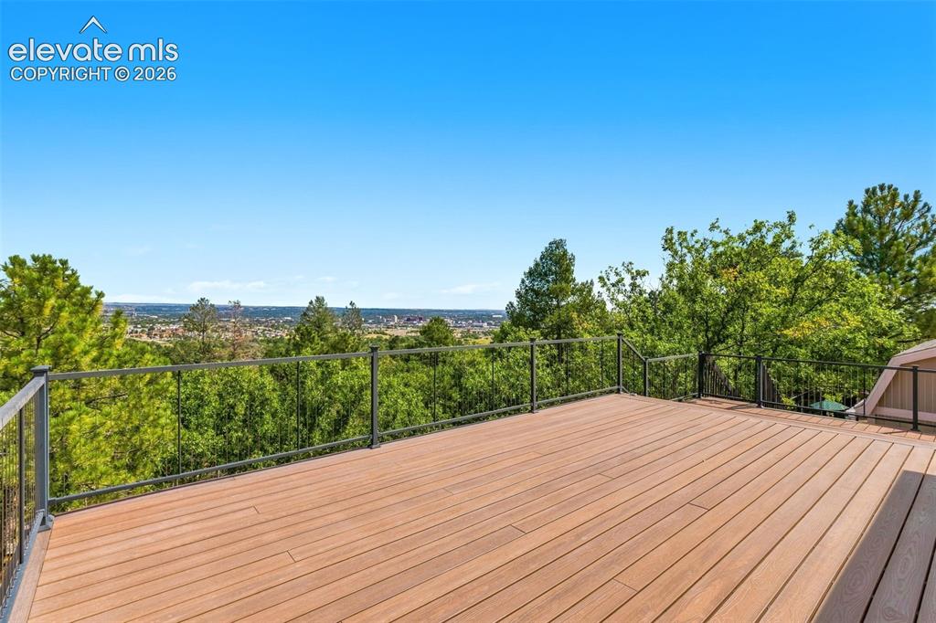 Image 5 of 50: Deck