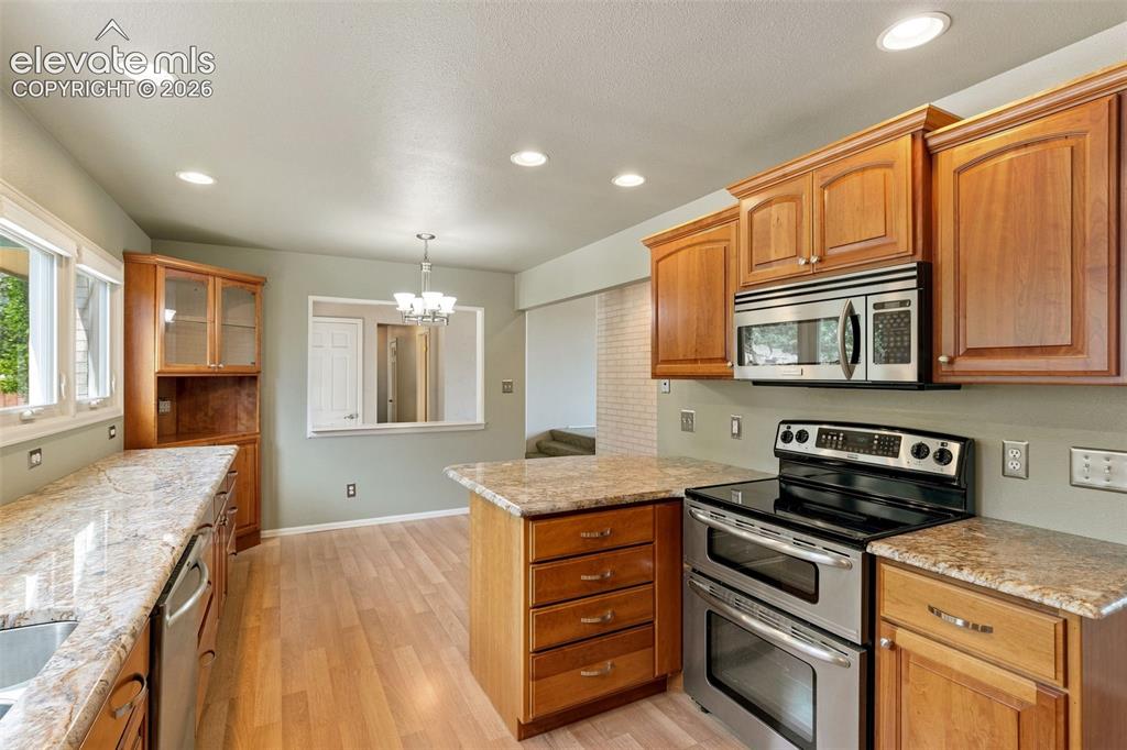 Image 8 of 50: Kitchen