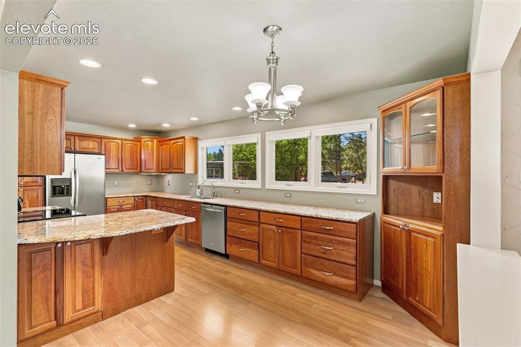 Image 9 of 50: Kitchen