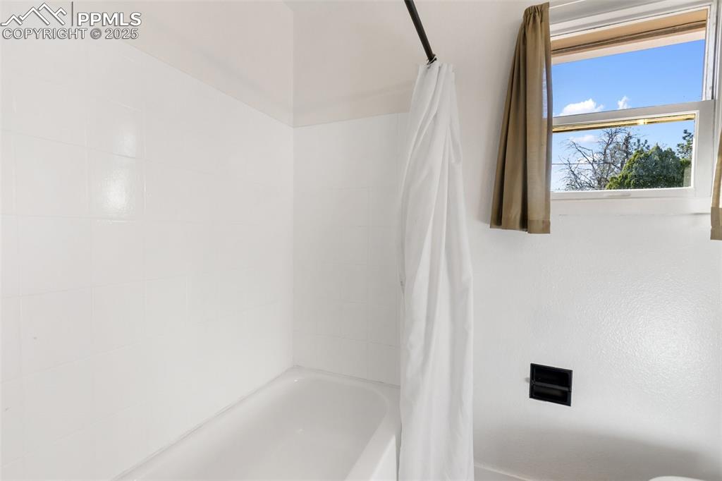 Image 15 of 38: Bathroom