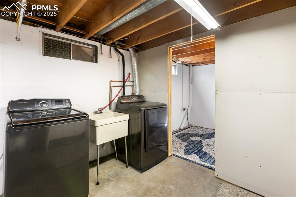 Image 33 of 38: Laundry