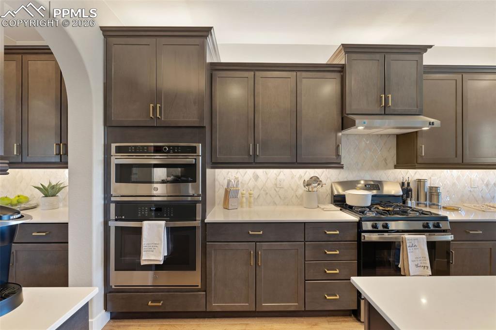 Image 13 of 48: Kitchen