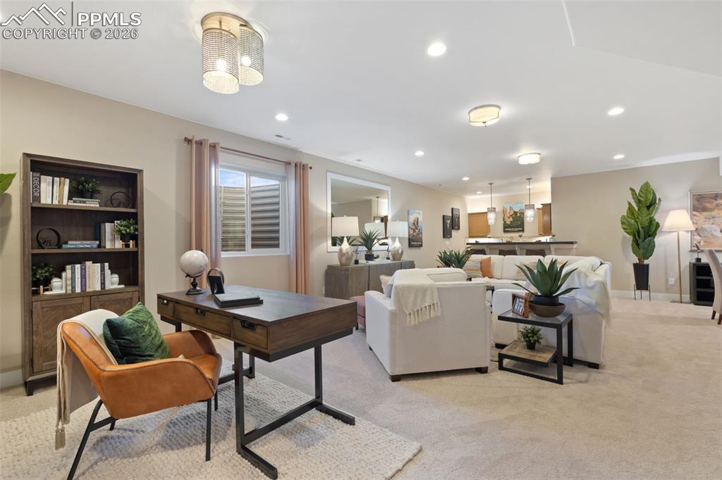 Image 42 of 48: Office