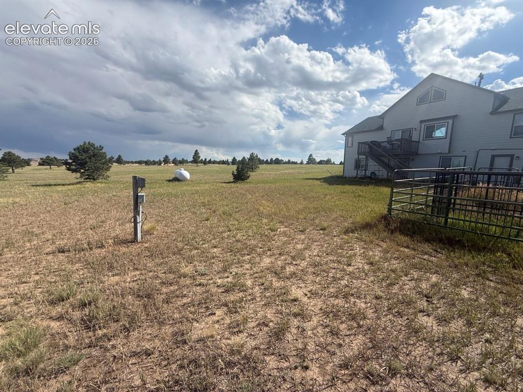 Image 8 of 18: Yard