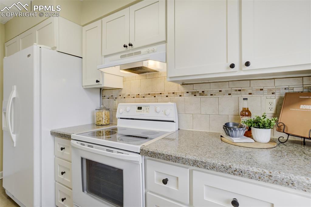 Image 12 of 44: Kitchen