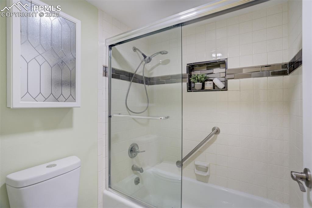 Image 21 of 44: Primary bathroom