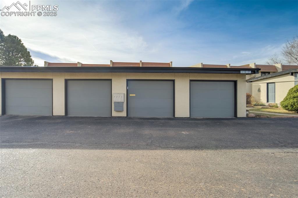 Image 36 of 44: Garage