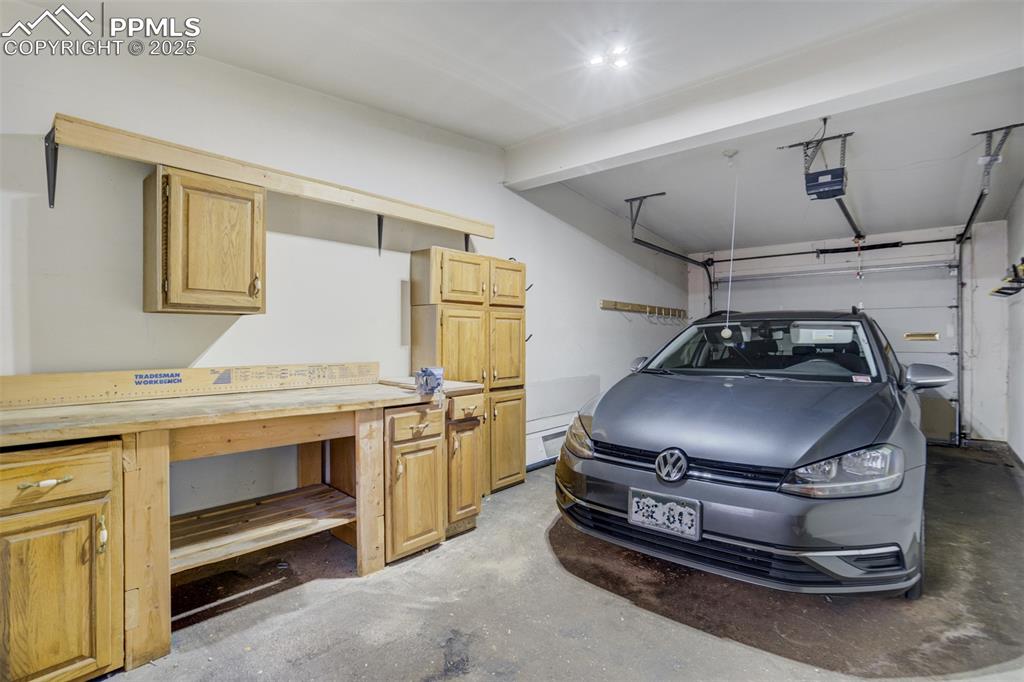 Image 37 of 44: Garage