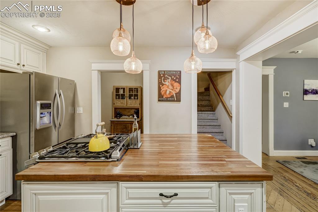 Image 10 of 46: Kitchen