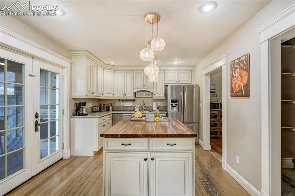 Image 11 of 46: Kitchen