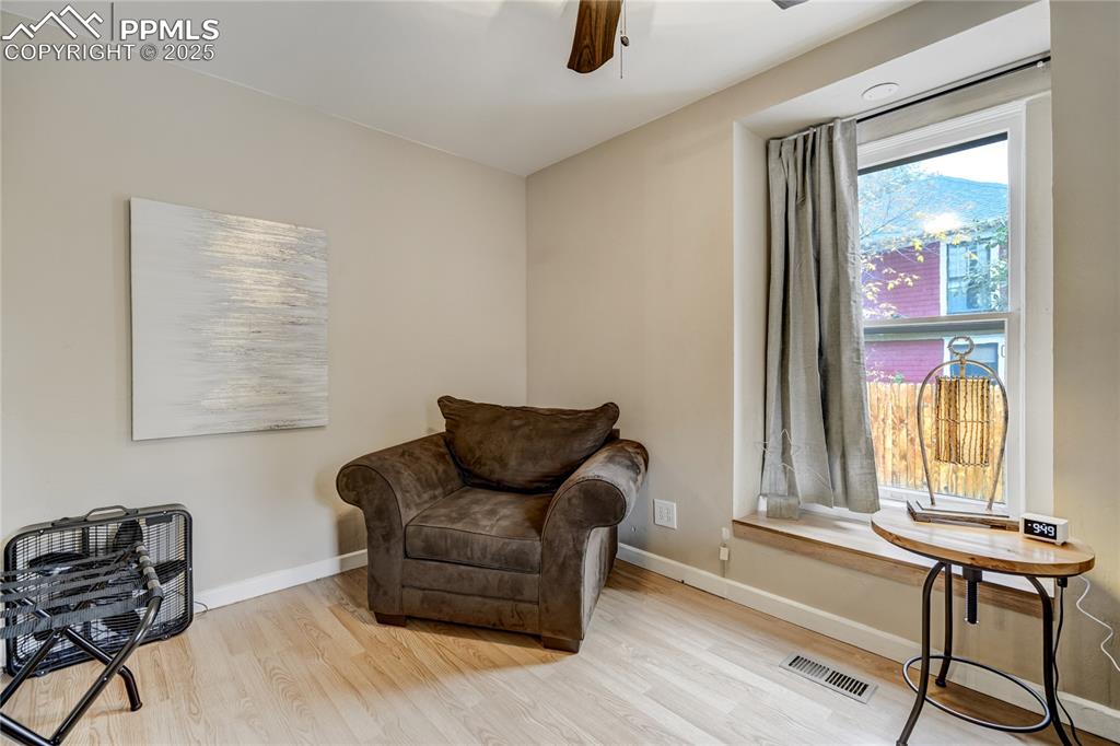 Image 16 of 46: Sitting Room