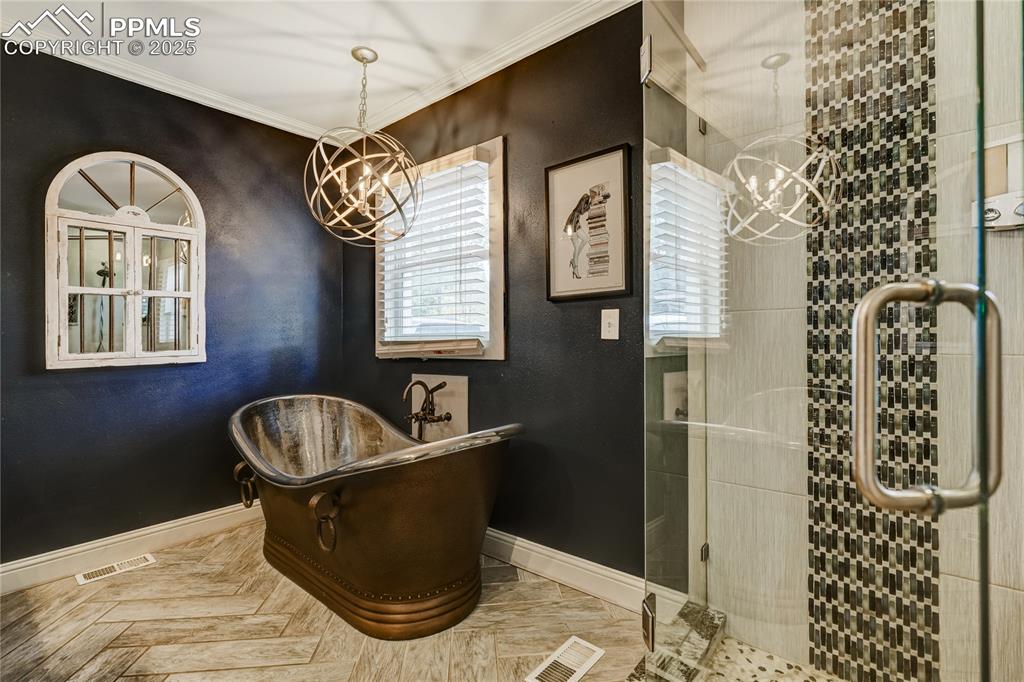 Image 25 of 46: Bathroom