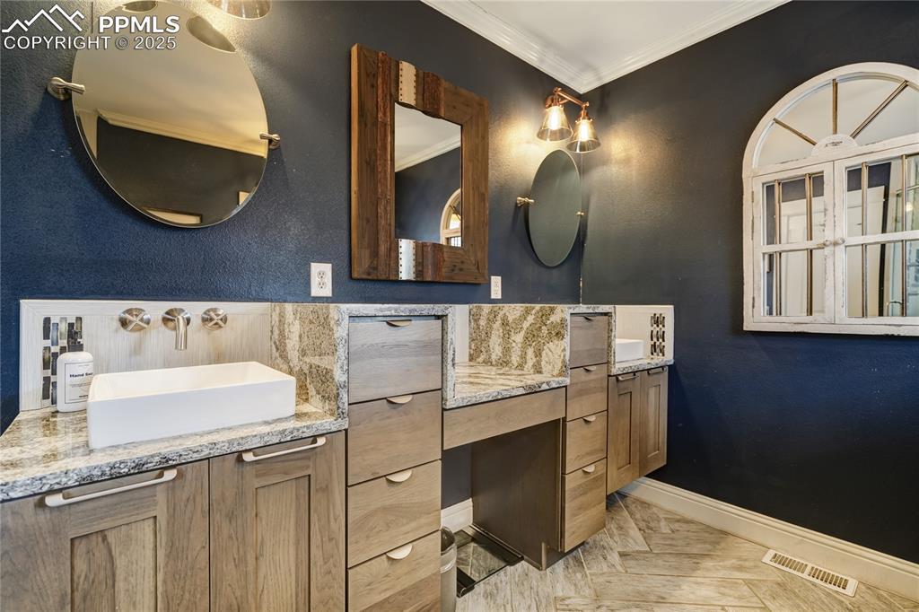 Image 27 of 46: Bathroom