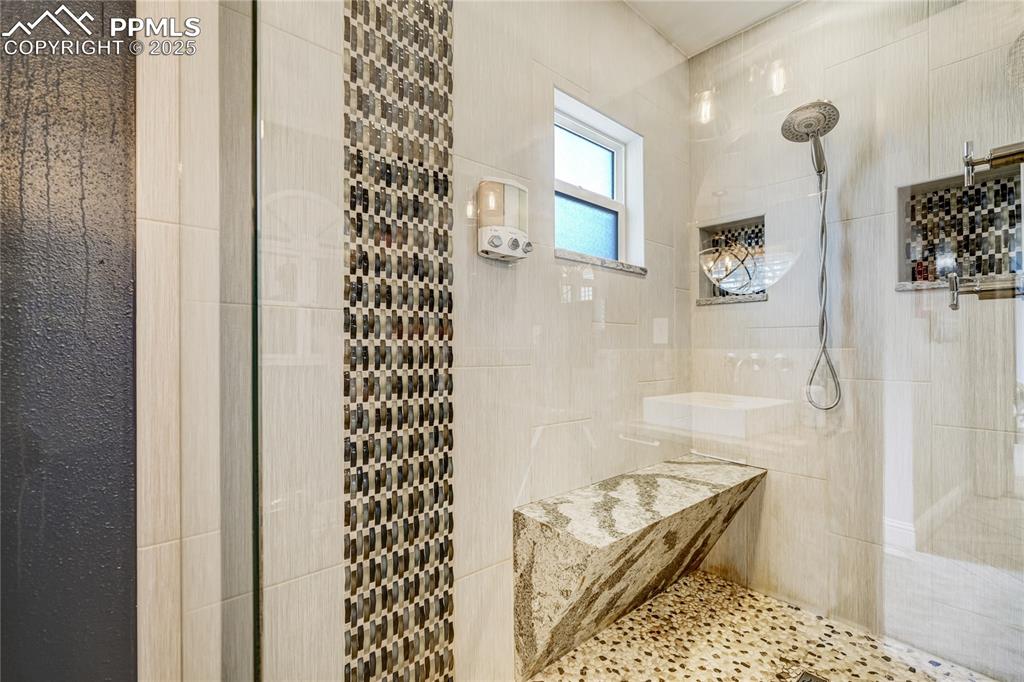 Image 28 of 46: Bathroom