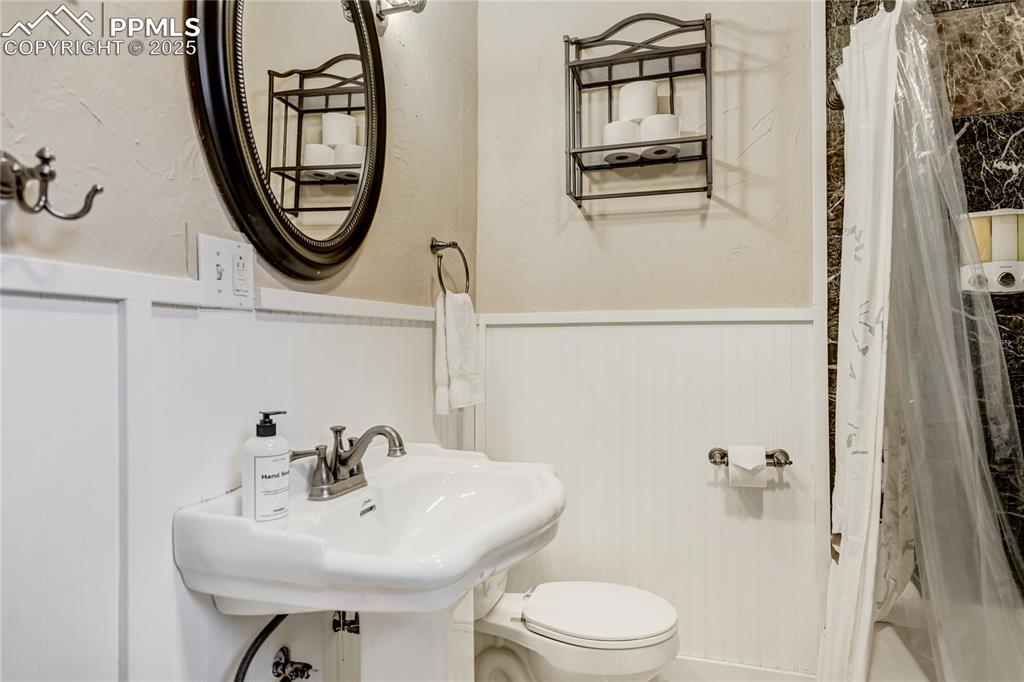 Image 33 of 46: Bathroom