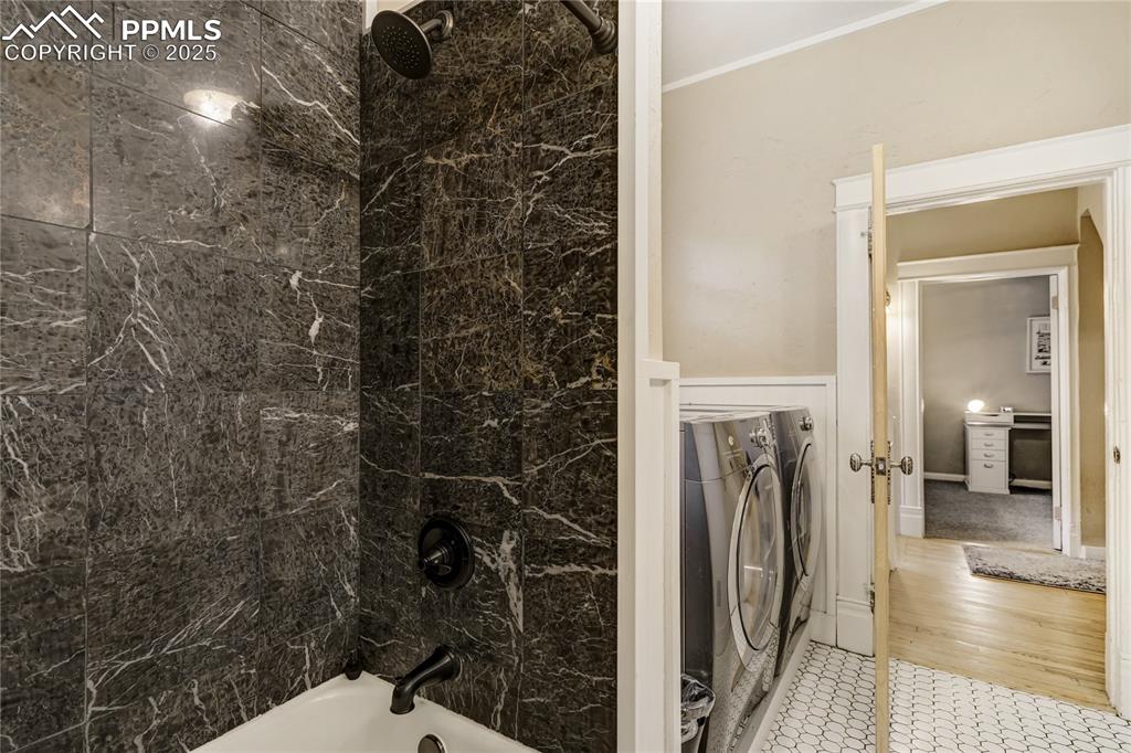 Image 34 of 46: Bathroom