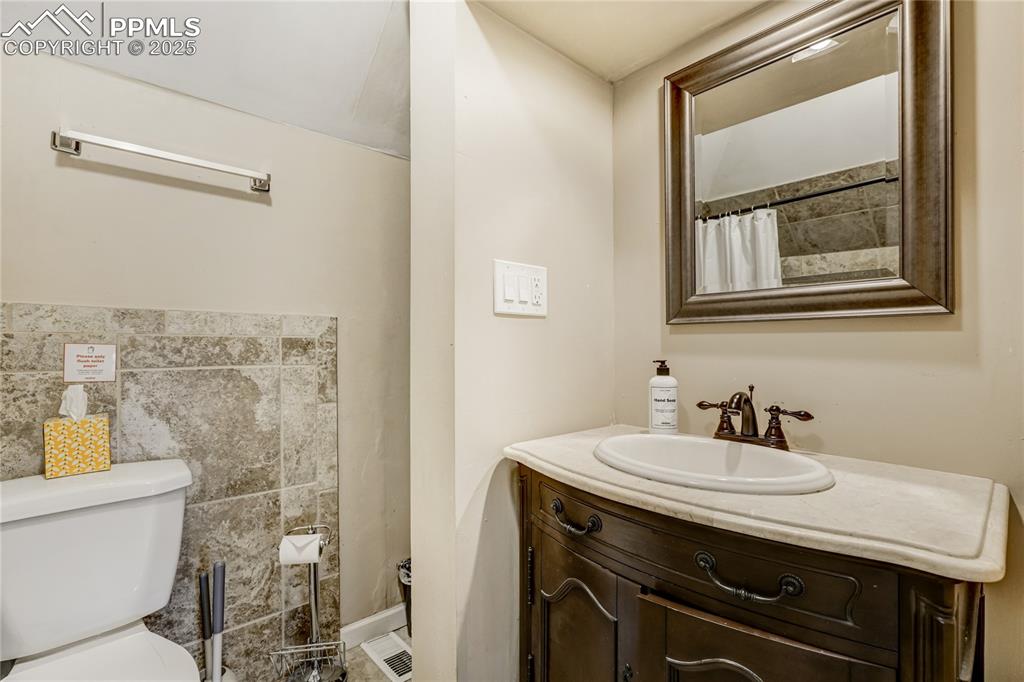 Image 40 of 46: Bathroom