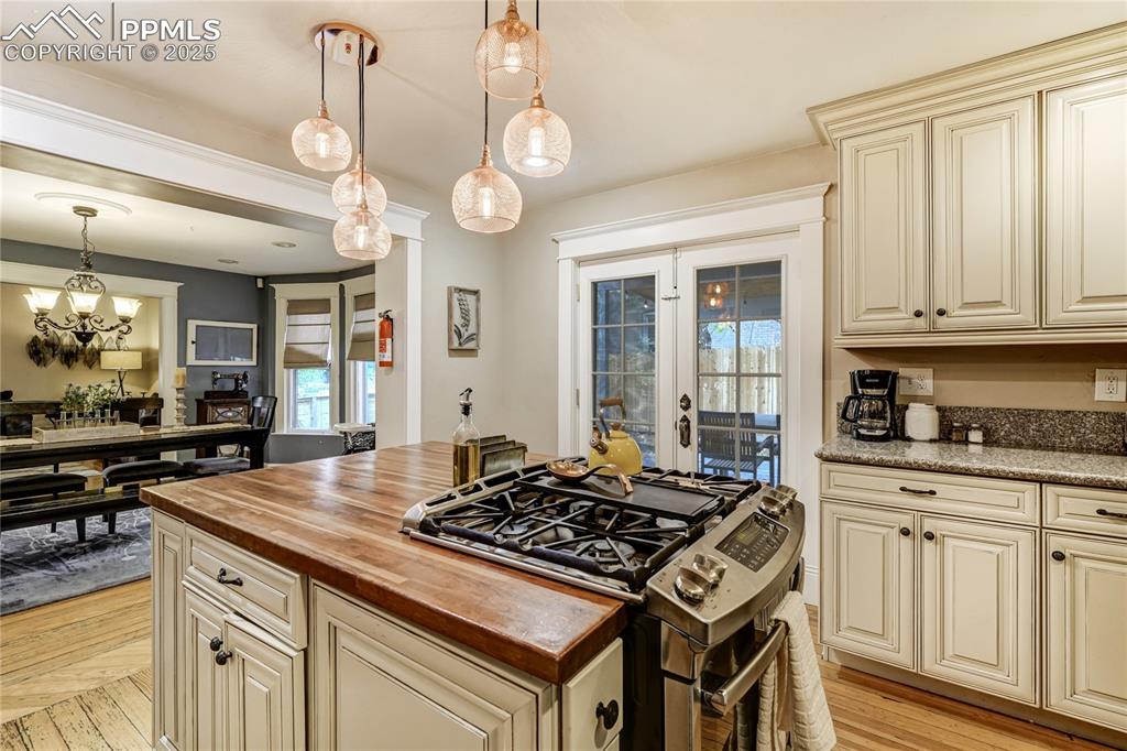 Image 9 of 46: Kitchen