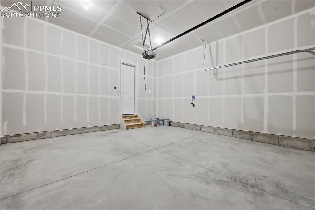 Image 25 of 29: Garage