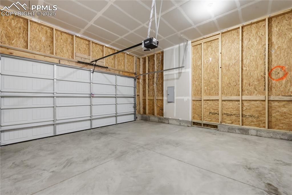 Image 26 of 29: Garage