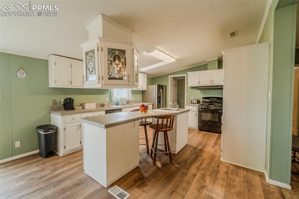 Image 10 of 34: Kitchen