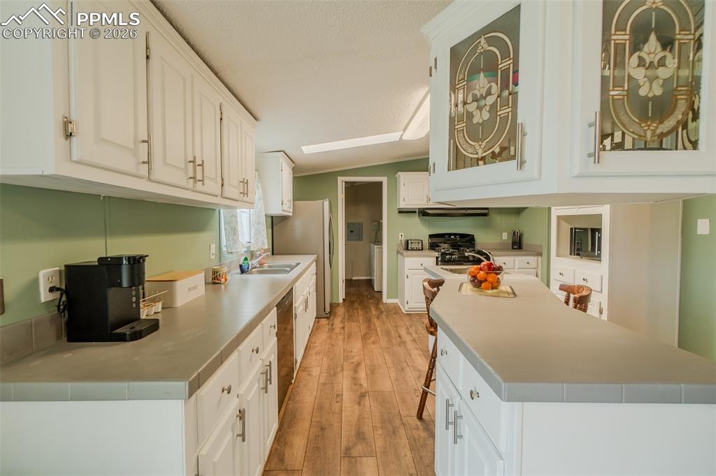 Image 11 of 34: Kitchen