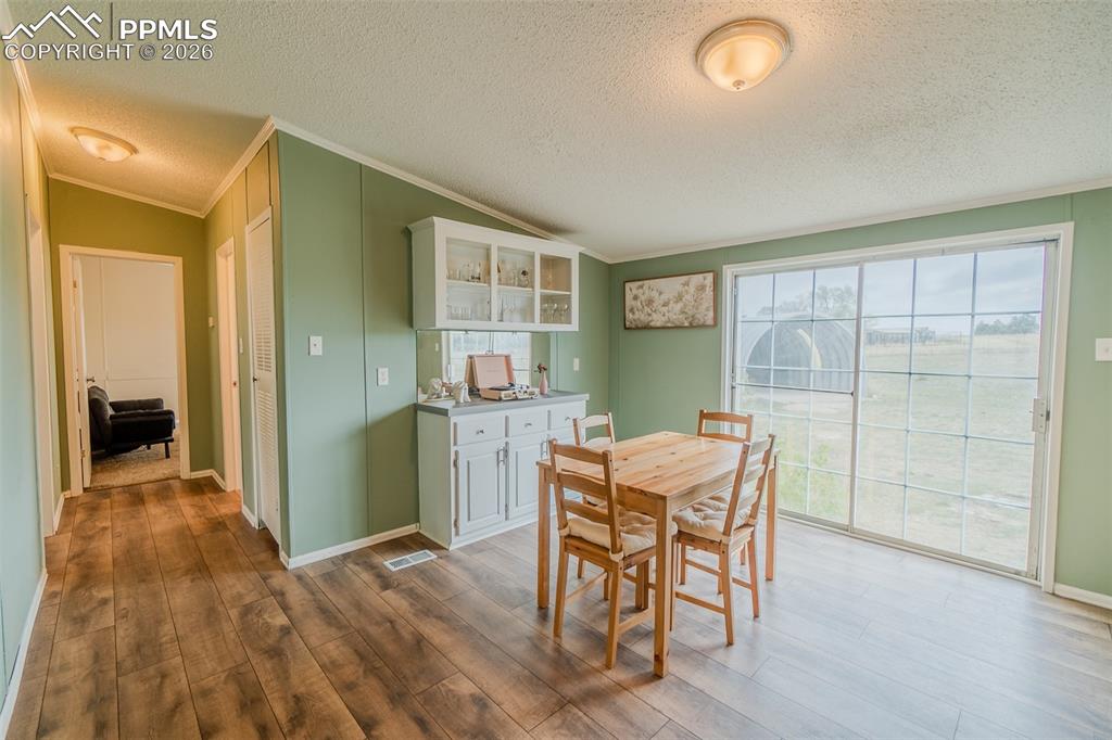 Image 13 of 34: Dining Area