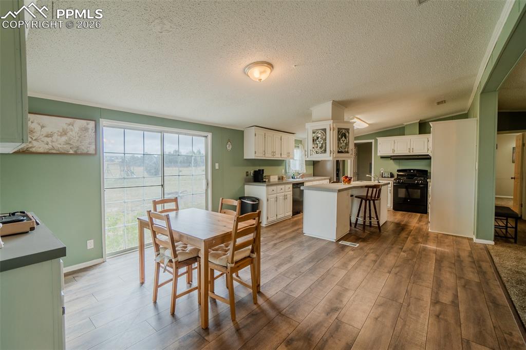 Image 14 of 34: Dining Area