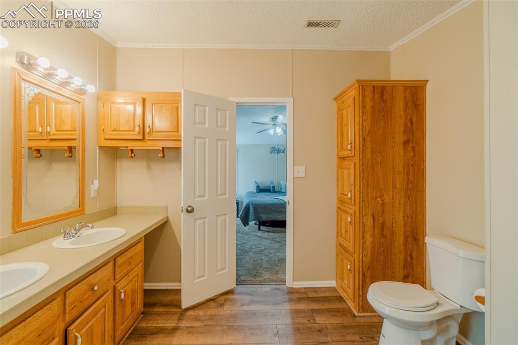 Image 18 of 34: Bathroom