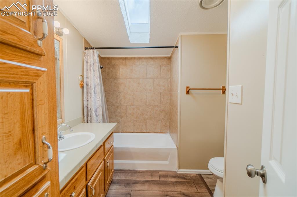 Image 23 of 34: Bathroom