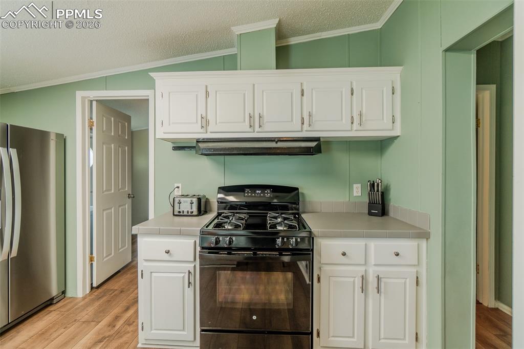 Image 9 of 34: Kitchen