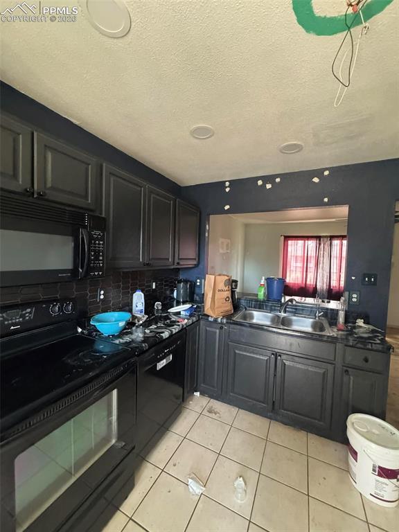 Image 3 of 5: Kitchen