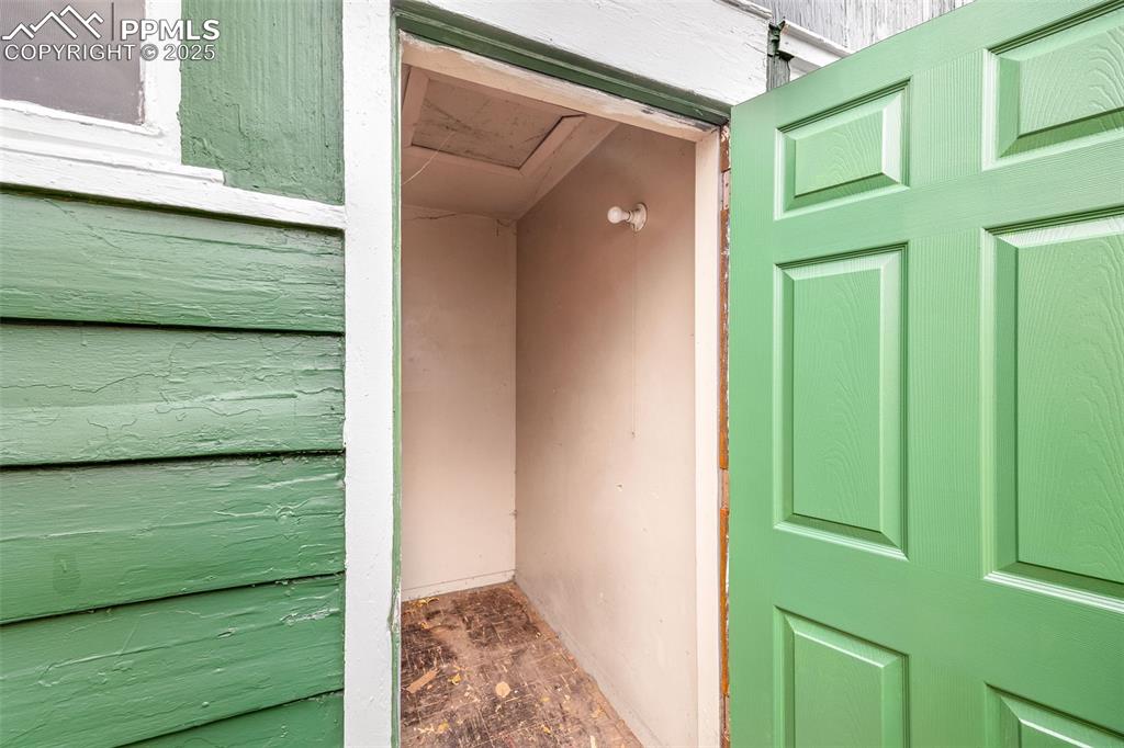 Image 17 of 17: Entry