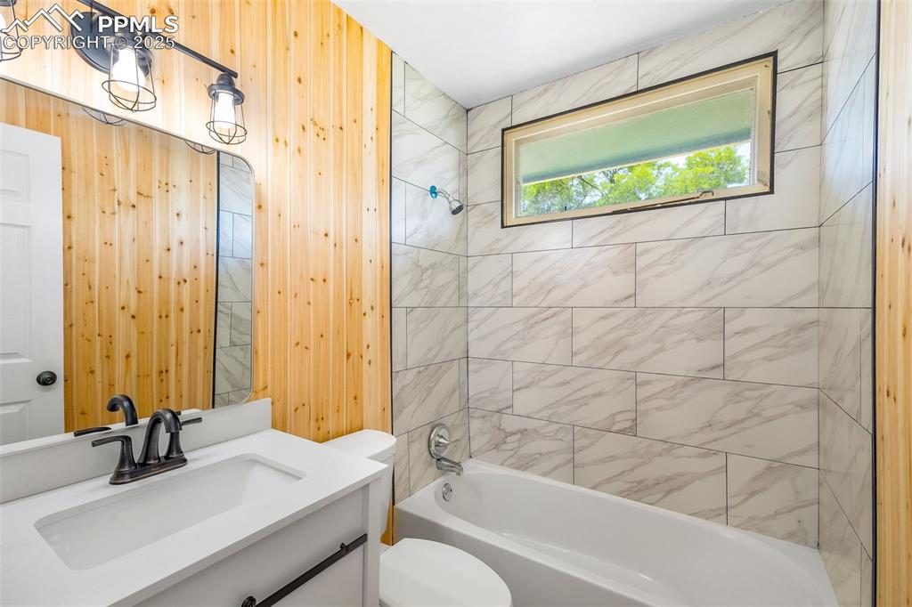 Image 9 of 17: Bathroom