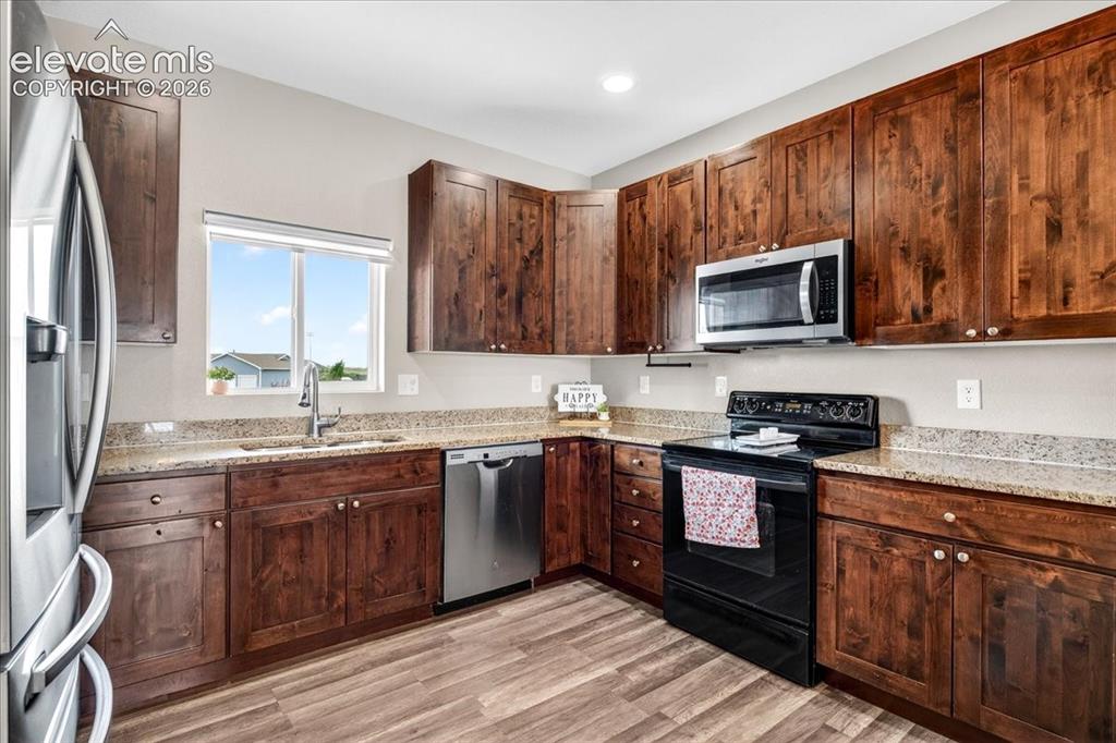 Image 4 of 37: Kitchen