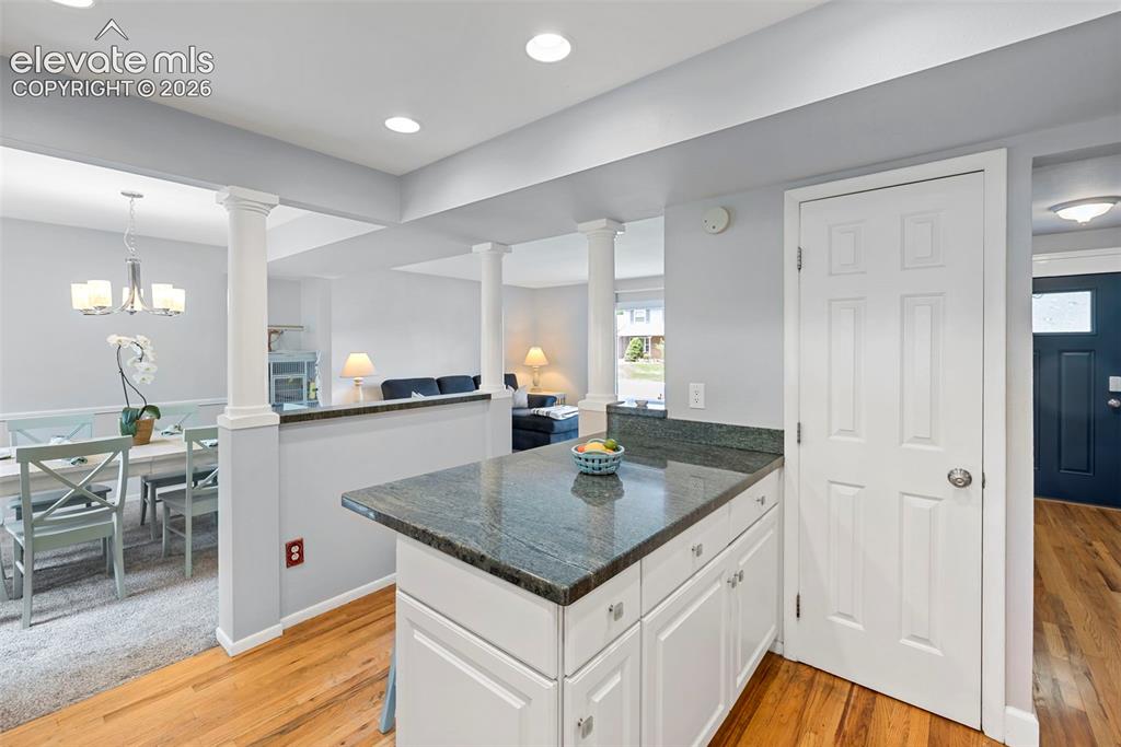 Image 10 of 50: Kitchen