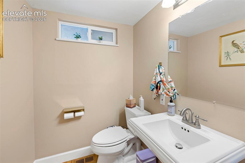 Image 19 of 50: Bathroom