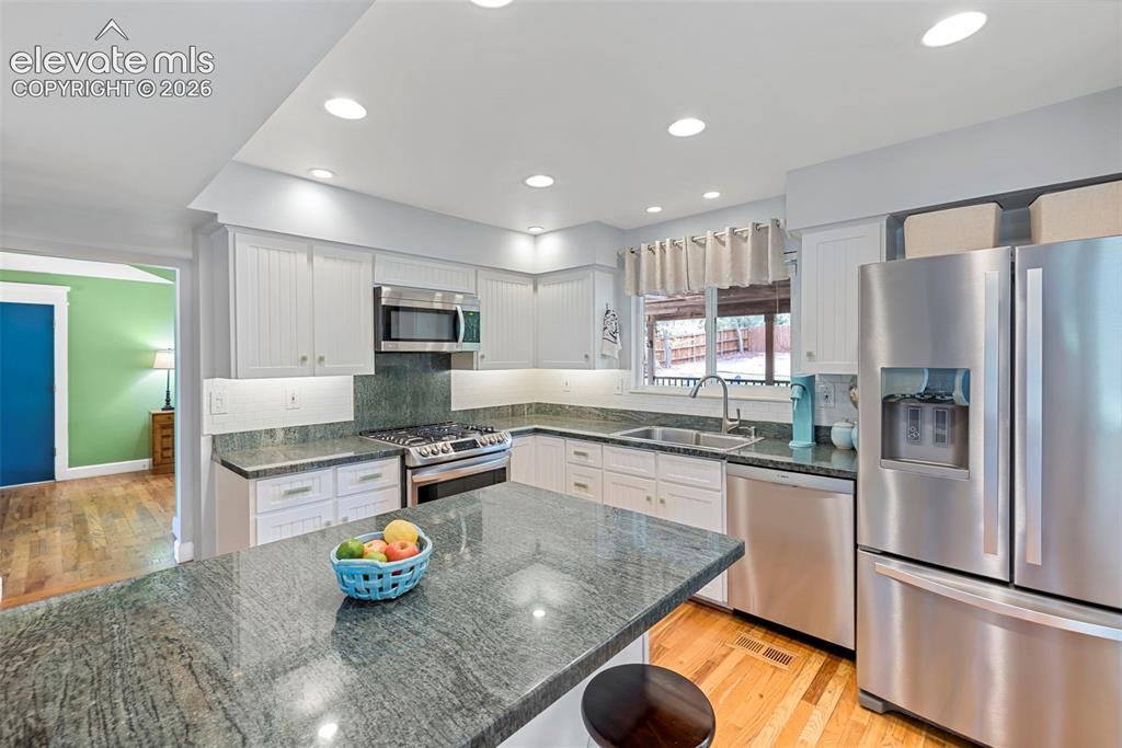 Image 9 of 50: Kitchen