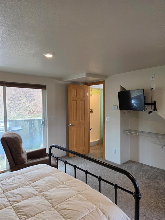 Image 10 of 12: Bedroom