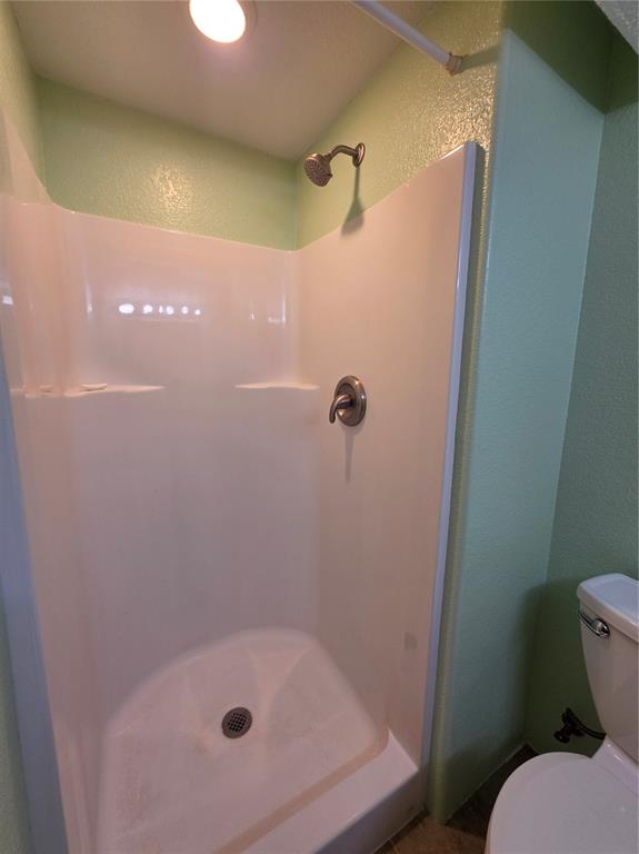 Image 8 of 12: Bathroom