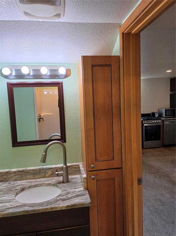 Image 9 of 12: Bathroom