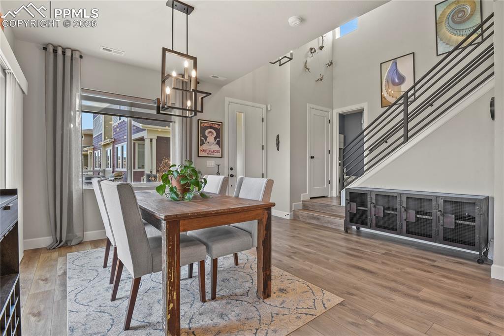 Image 12 of 27: Dining Area