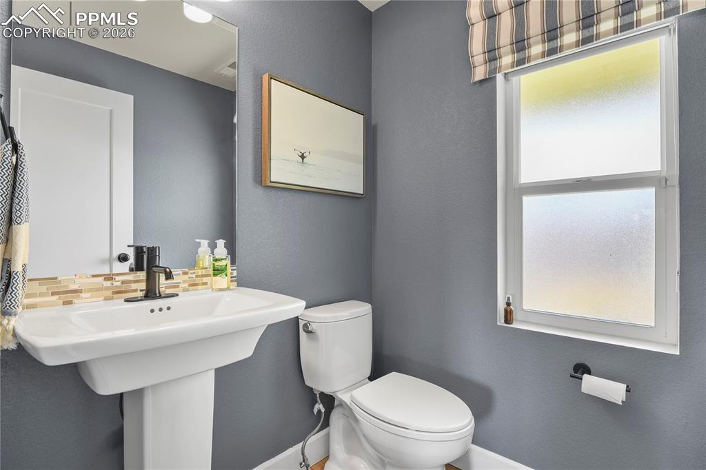 Image 14 of 27: Main level powder bath