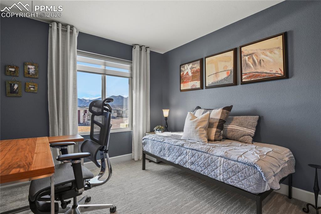 Image 23 of 27: Bedroom